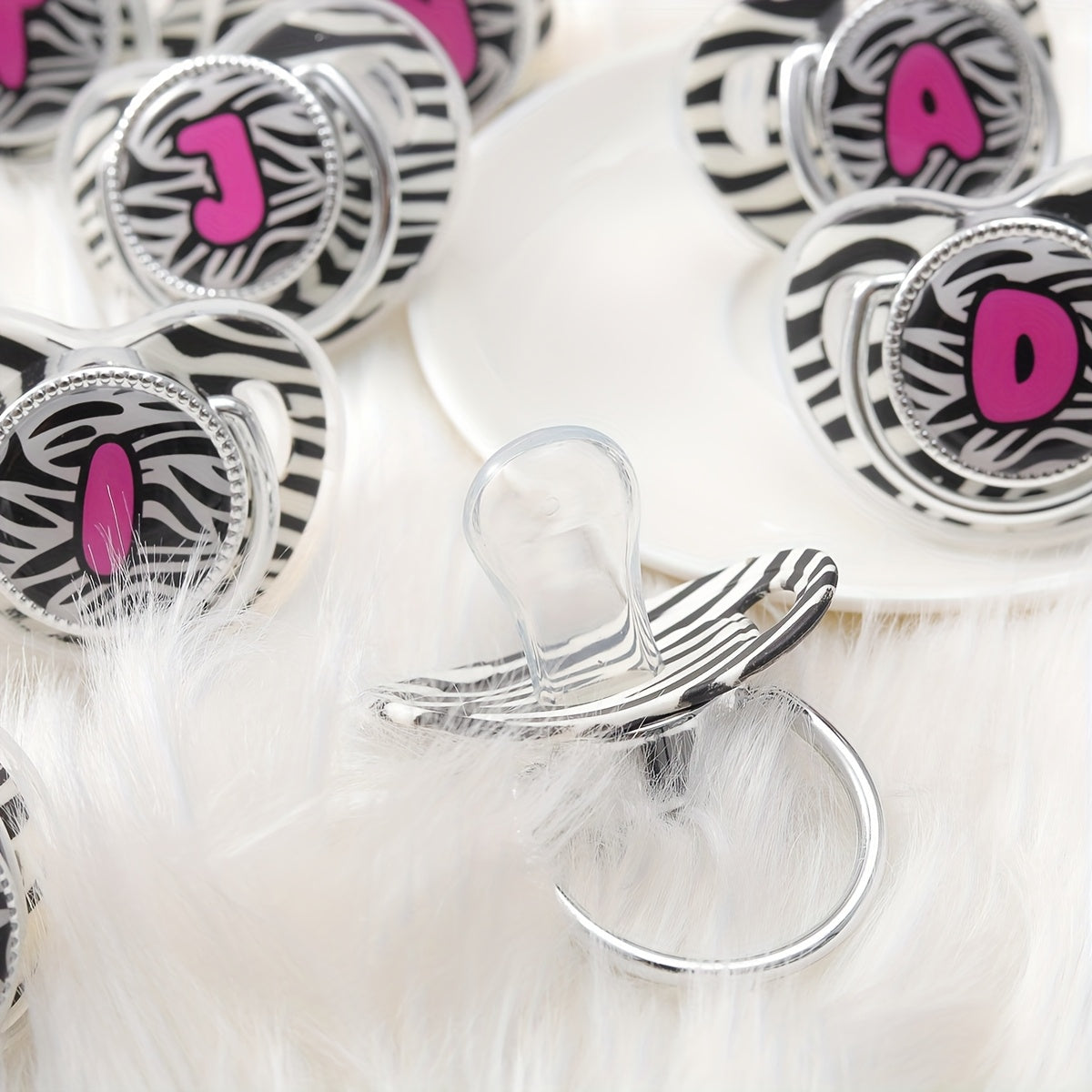1pc Zebra Print Letter Design Pacifier With Dust Cover, Free Of Phthalates, Easy To Use, Soft And Comfortable, Safe Product, Suitable For Boys And Girls, With Multiple Choices, The Perfect Gift For Children